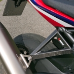 Anbau Akrapovic Carbon Auspuffhalter & Soziusabdeckung