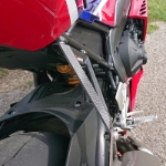 Anbau Akrapovic Carbon Auspuffhalter & Soziusabdeckung